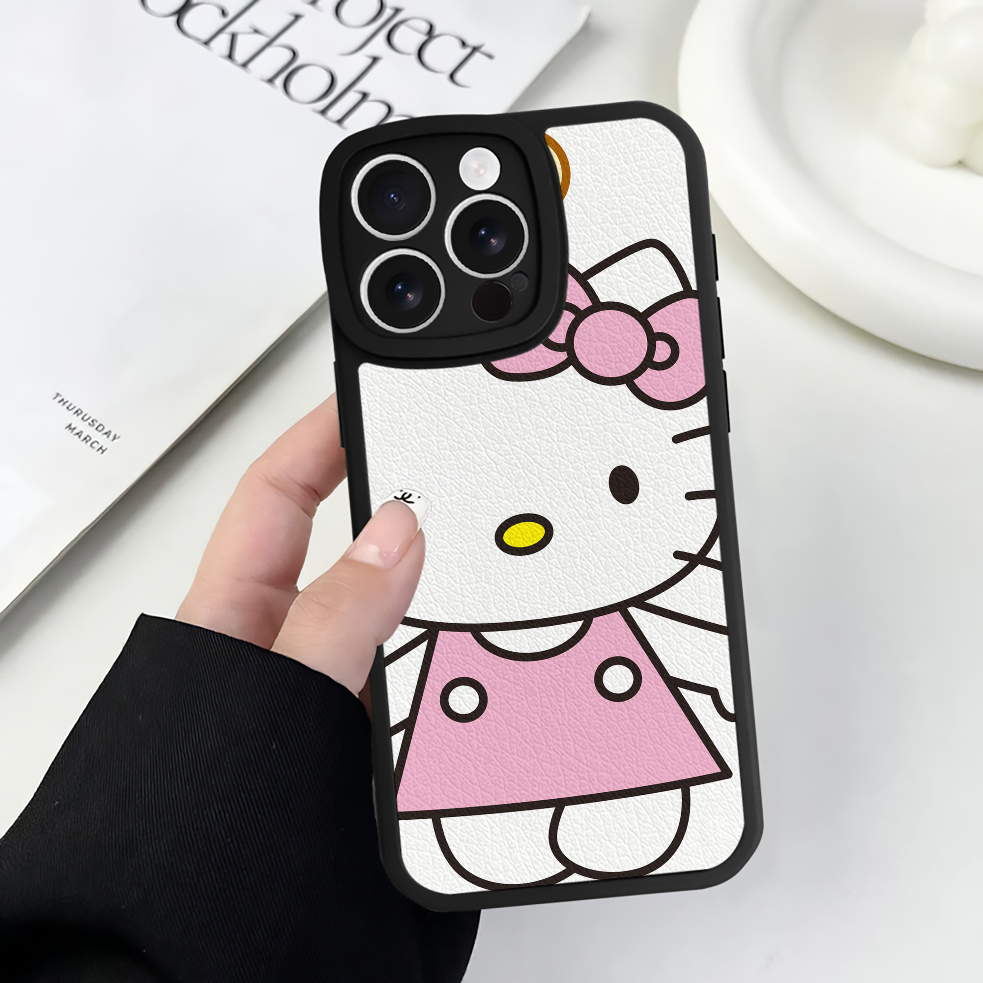 （画像用） Hello Kitty ハローキティ 【iPhone 16シリーズ対応】シリコンスマホケース（レザー調） 材質：シリコン